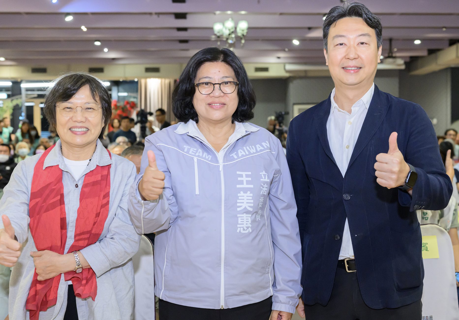  民進黨嘉義市長參選人王美惠（中）、內政部長劉世芳（左）、交通部長陳世凱（右） 圖：民進黨提供 