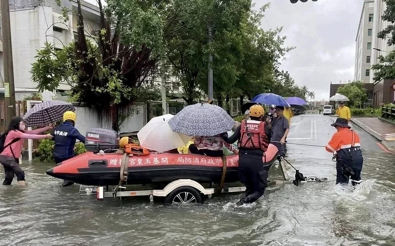 雨彈狂襲釀台南多處淹水!安南醫院橡皮艇接病患 仁德交流道拉封鎖線