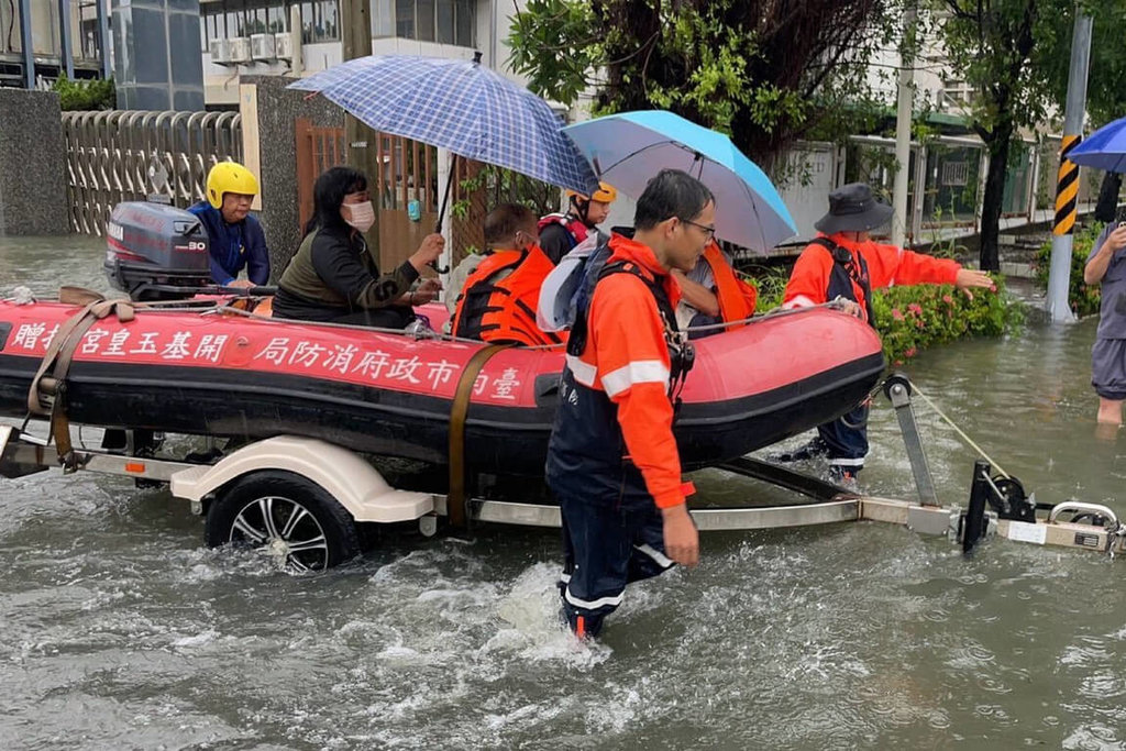 台南安南醫院外道路積水 消防局橡皮艇助接駁