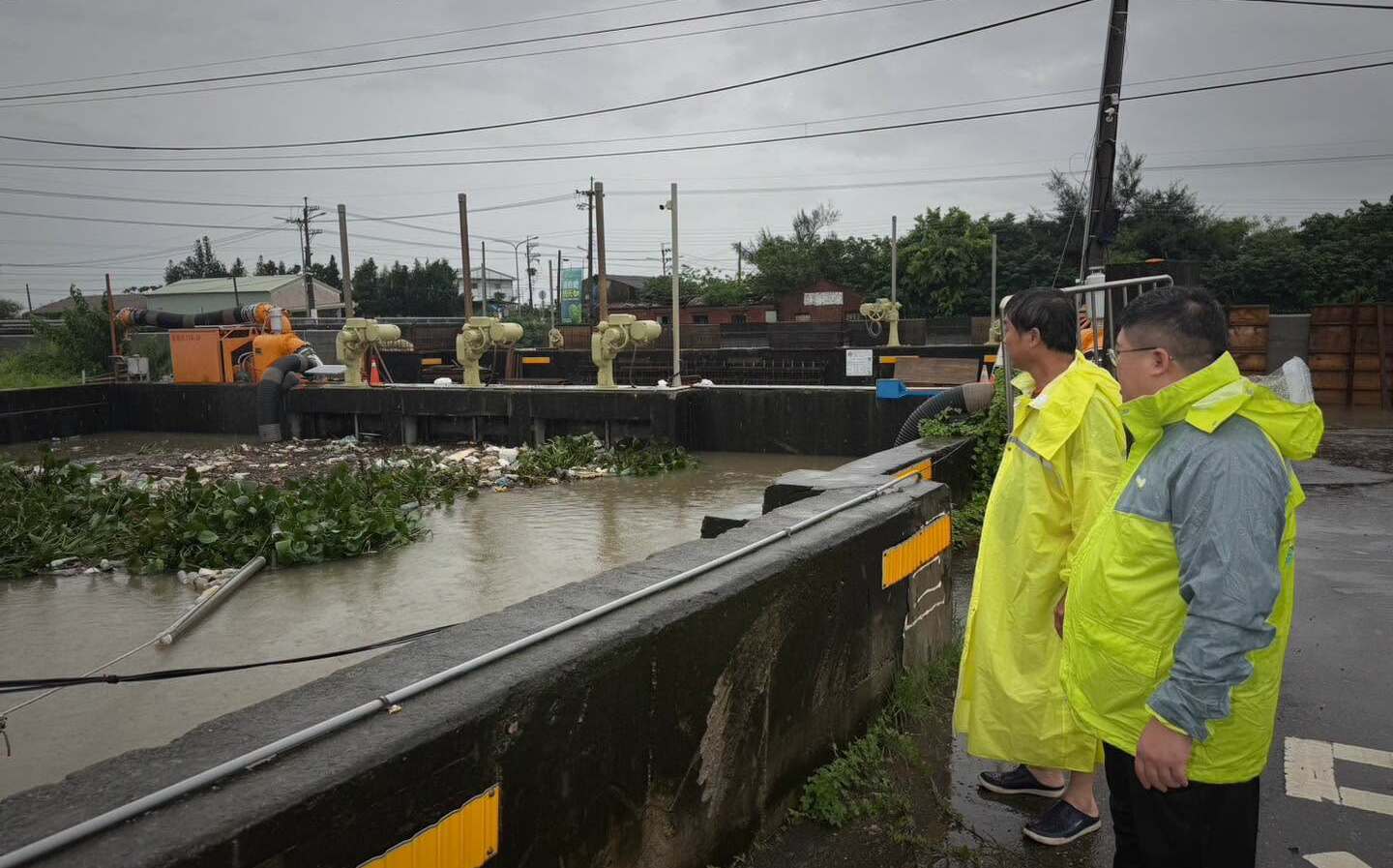 嘉義縣豪雨狂炸多處積水 蔡易餘勘查抽水站、排水系統籲民眾注意安全
