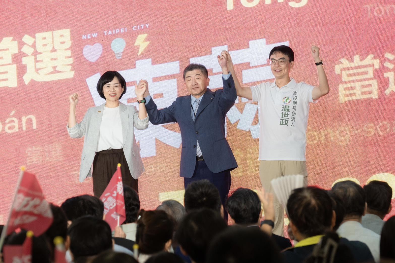  牙醫師出身的行政院政務委員陳時中舉起新北市長候選人、立法委員蘇巧慧和南投縣長候選人温世政的手。 圖：蘇巧慧競選辦公室提供 