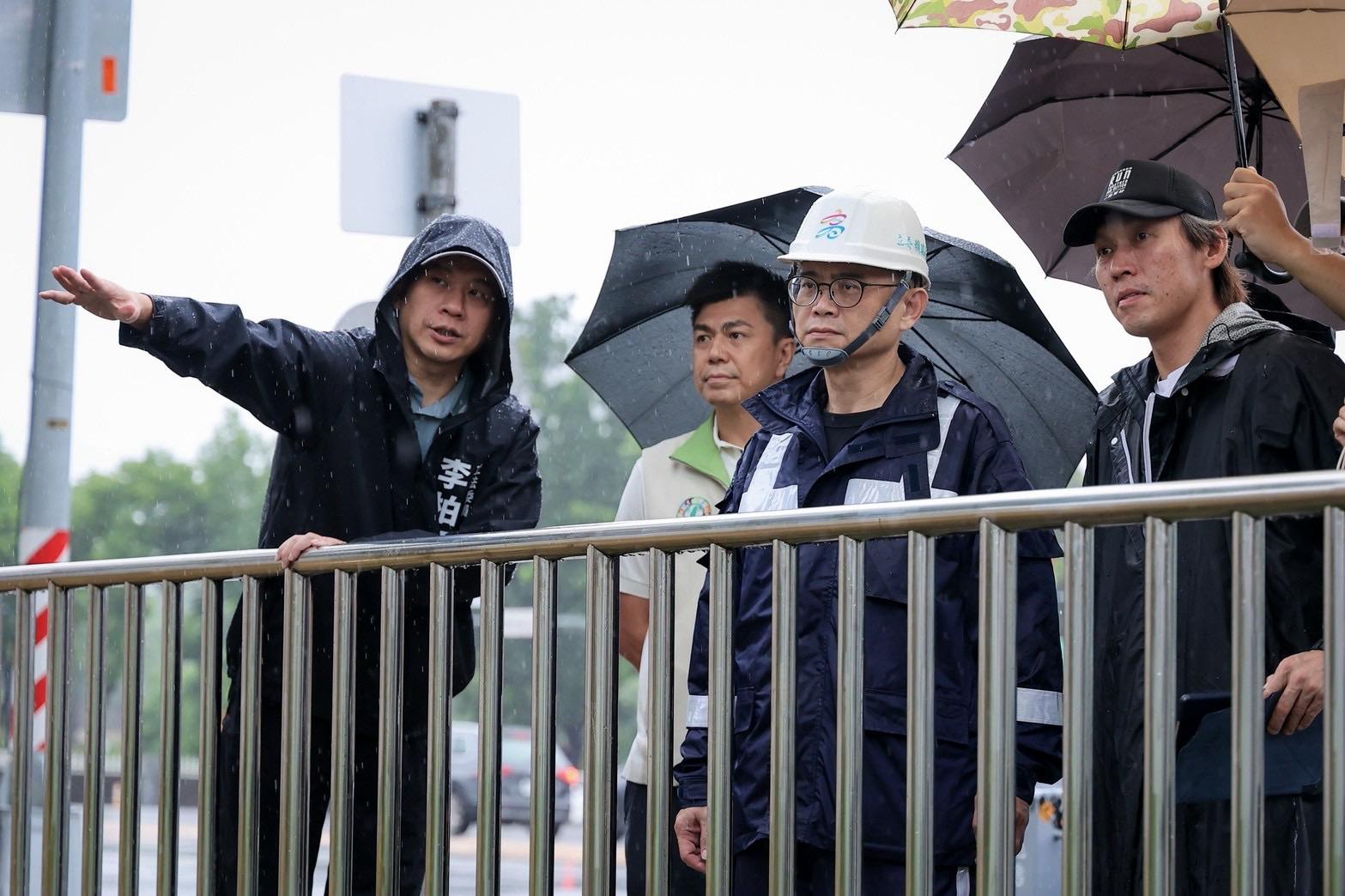  賴瑞隆(右二)認為治水等一般市政，要像安打一樣一支一支打，「該一點一點拿分的地方」，就把基本工作做好。 圖：賴瑞隆競辦／提供（資料照）