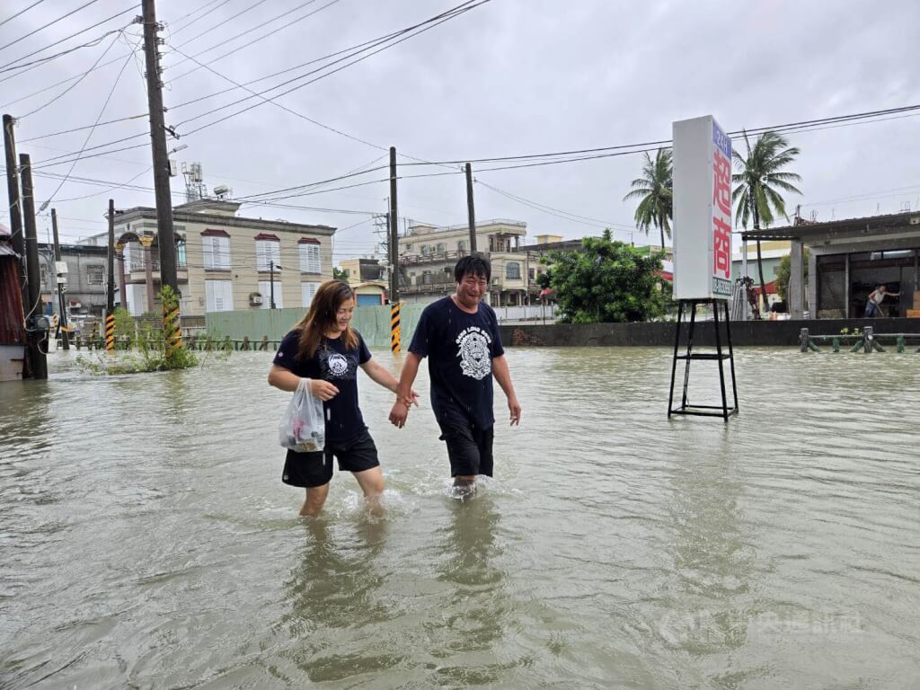 南部豪雨成災 卓榮泰視察中央災變中心籲復災同時防颱