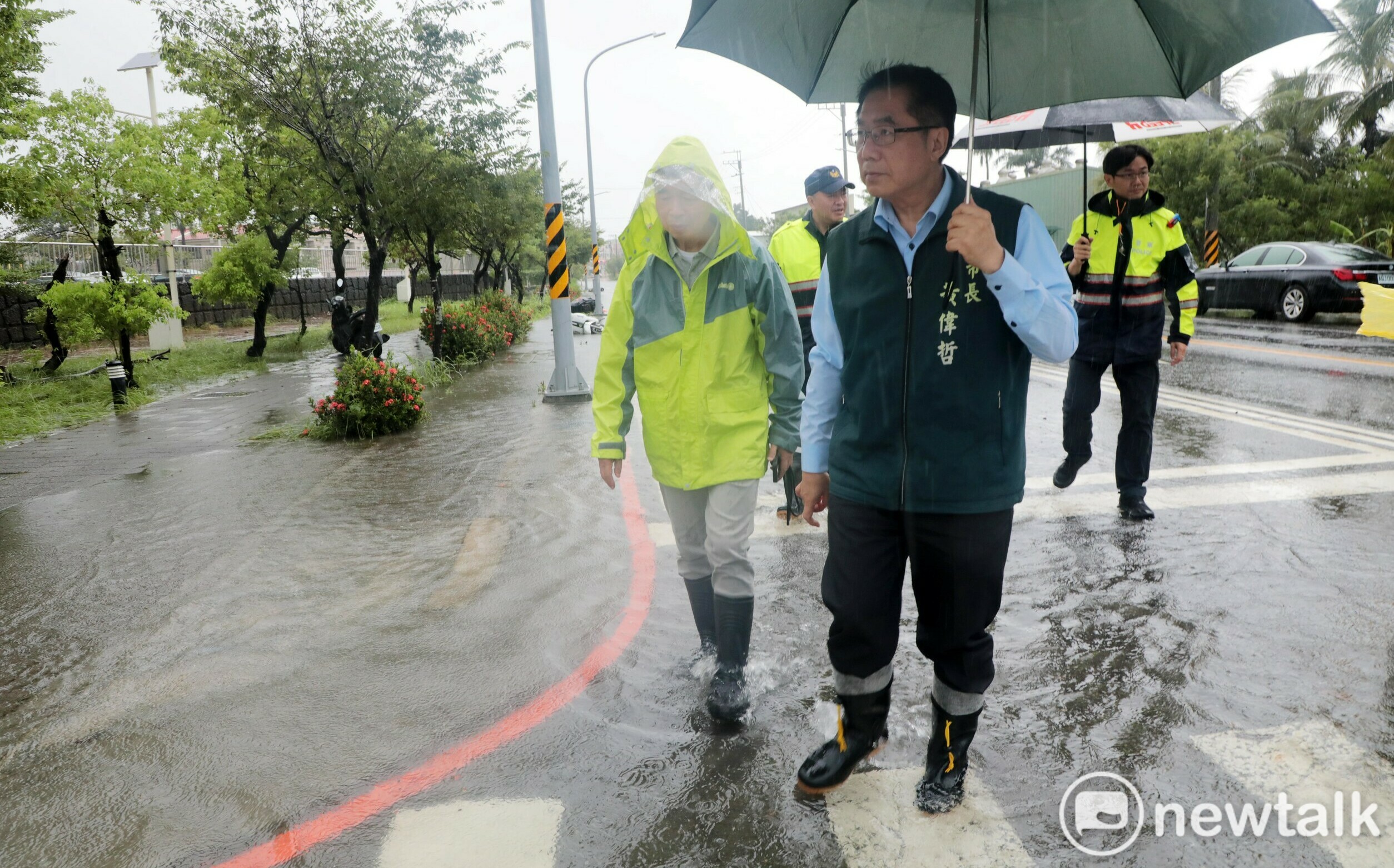黃偉哲視察安南、仁德淹水災情 盤點排水系統持續提升防洪韌性