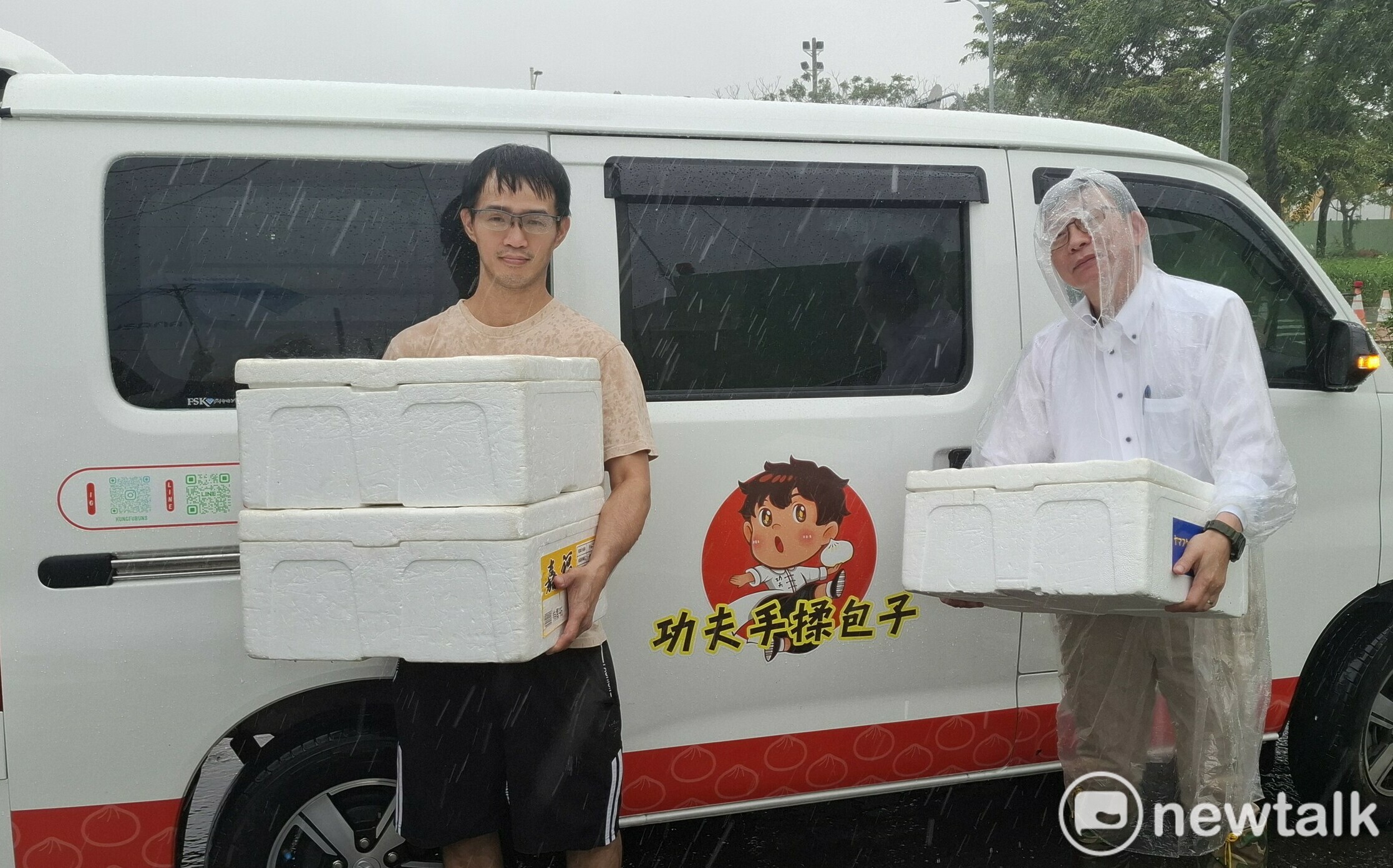 台南遭「超大豪雨」襲擊 郭國文送熱食至災區並協調抽水設施