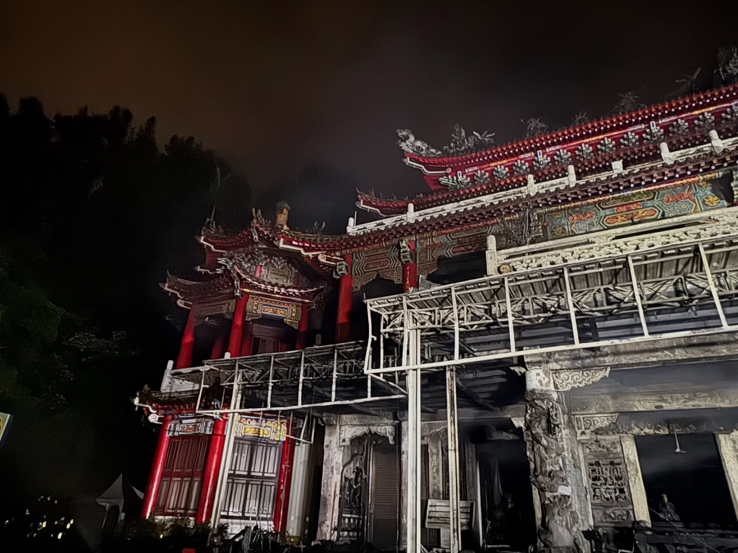 北市指南宮24晚間突發生大火，消防局急派人員滅火，遲至25日清晨火勢才撲滅。 圖：翻攝自苗博雅臉書 