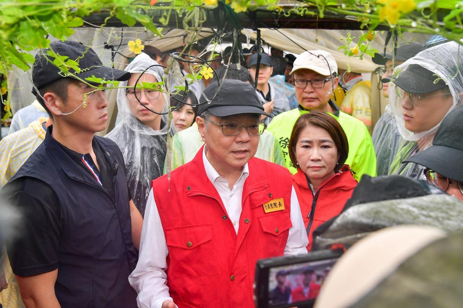 面對網路炸鍋與外界質疑，原本聲稱受限經費的卓榮泰，於 24 日發表該言論後，隔天才隨即現身屏東縣，在縣長周春米的陪同下前往苦瓜園視察農村損害，並查驗排水工程進度。 圖：行政院提供 