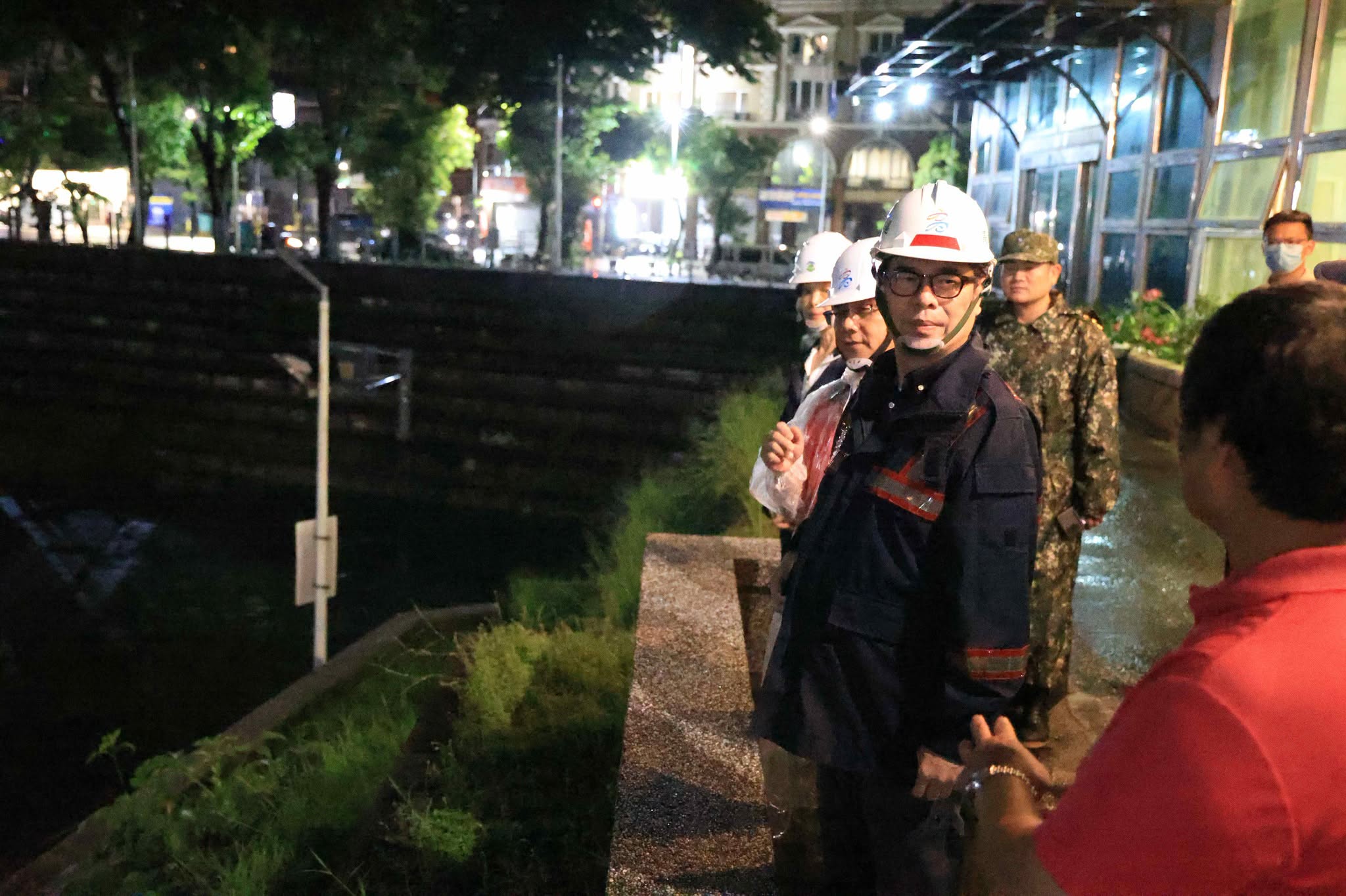  陳其邁深夜前往田寮、路竹、永安、茄萣及三民等地視察，掌握各區水情與災後復原進度。 圖：翻攝自 陳其邁臉書 