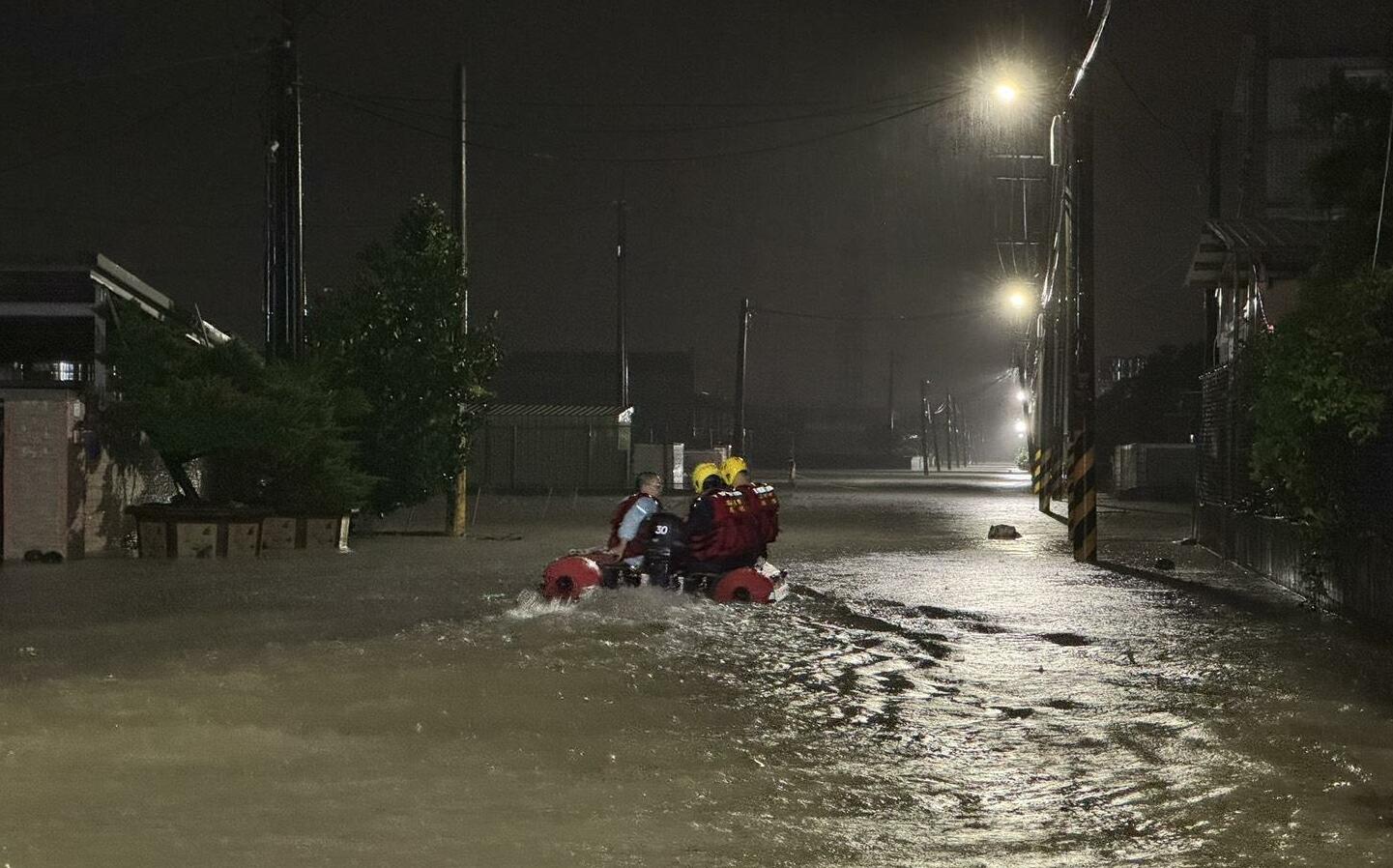高雄大雨淹到家門口!市區恢復上班課 陳其邁臉書遭灌爆:咕嚕咕嚕