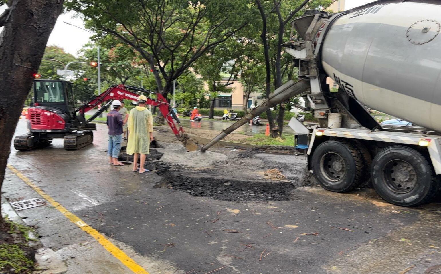 楠梓大學南路道路塌陷 高市教育局全力搶修盡快恢復通行