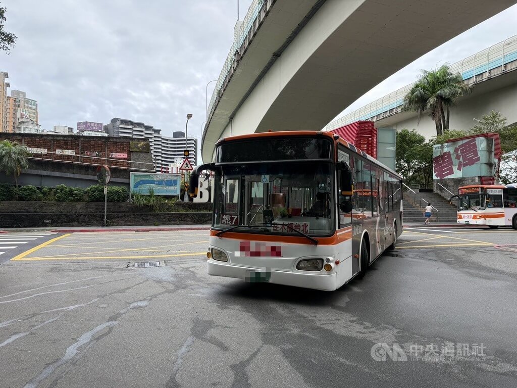 新店公車撞行人腦出血送醫 車上1乘客也受傷
