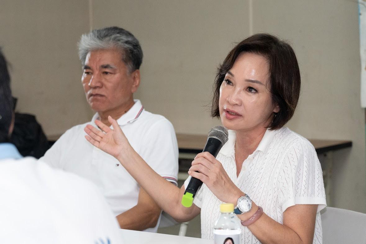  柯志恩(右)邀請李鴻源(左)從專業角度重新檢視梓官區典寶溪治水問題。 圖：柯志恩競辦／提供（資料照）