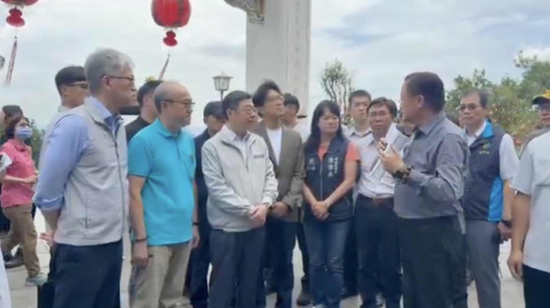  卓榮泰與沈伯洋前去了解指南宮狀況。 圖：廟方提供 