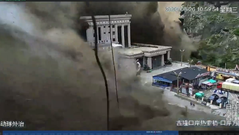  中國西藏與尼泊爾邊境山洪爆發，瞬間淹沒中國西藏吉隆海關建築大樓和大量人車。 圖：翻攝自X 