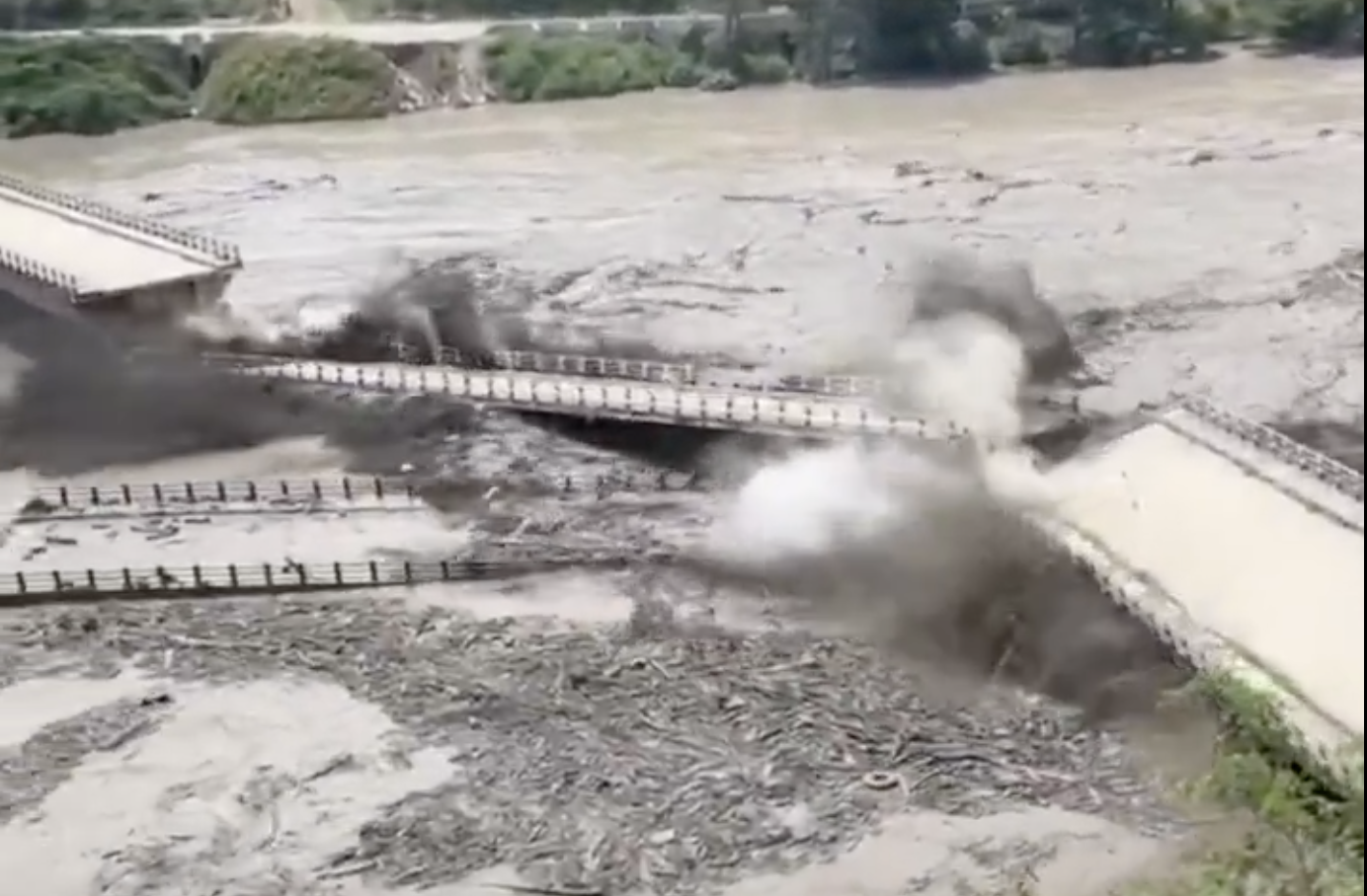  西藏邊境洪峰挾帶大量泥石衝擊橋梁，尼泊爾當地部分橋面不堪猛烈水勢遭沖毀，沿岸交通設施嚴重受創。 圖：翻攝自 X @Ruksar_X 