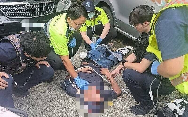 不爽遭狗吠!竹北男持刀狂追遛狗女 警開4槍制止送醫無礙