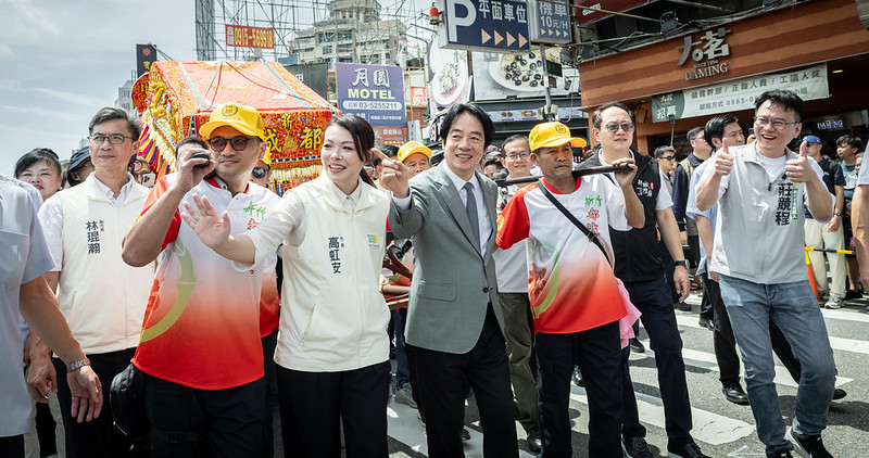  賴清德、高虹安、莊競程出席新竹都城隍廟「竹塹中元城隍祭-奉旨遶境賑孤」團拜起駕儀式。 圖：總統府提供 