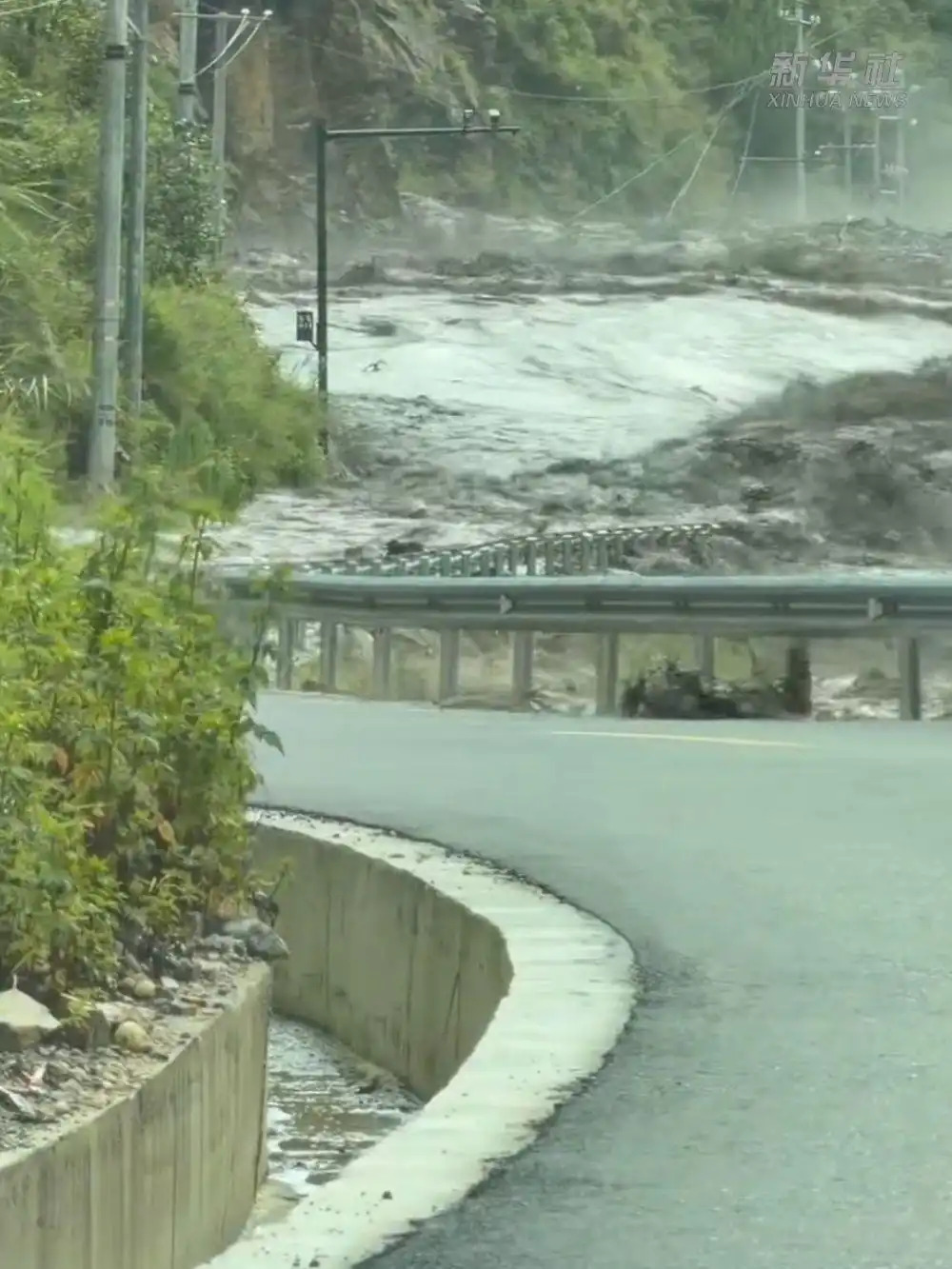  土石流自西藏一側河流溢出，民眾拍下道路遭洪水淹沒的驚悚畫面。 圖:翻攝自百度 