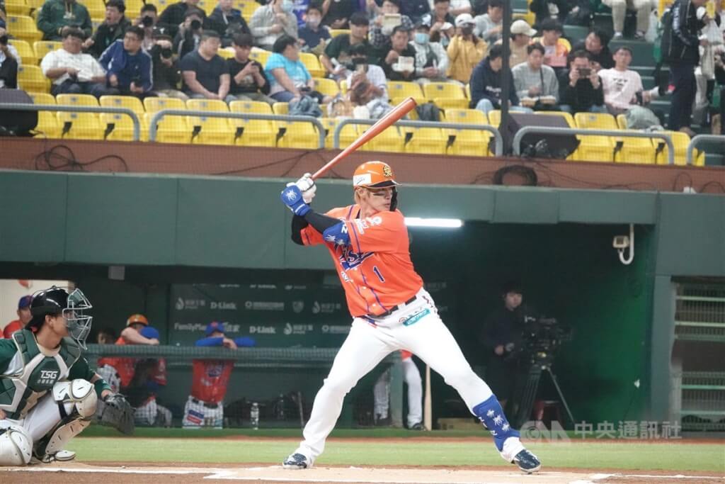 二軍對火腿敲2安 陽岱鋼引退儀式「淚雨」中致謝