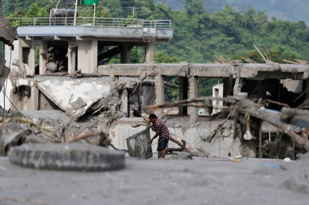 尼泊爾、中國警告洪災風險再升高 2座堰塞湖恐潰決