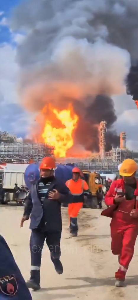  阿穆爾天然氣處理廠遭烏軍擊中爆炸，現場工人驚慌逃竄。 圖:翻攝自 X @anno1540 
