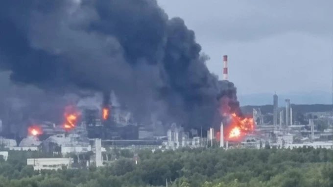  俄國第四大煉油廠克斯特沃油廠遭烏軍空襲起火燃燒，導致俄國煉油設施幾近停擺。 圖:翻攝自 X @Osinttechnical 