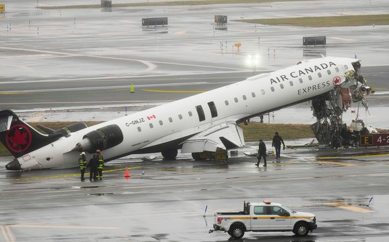 紐約機場客機撞消防車2飛行員慘死!調查揪「塔台早退」 FAA怒開除