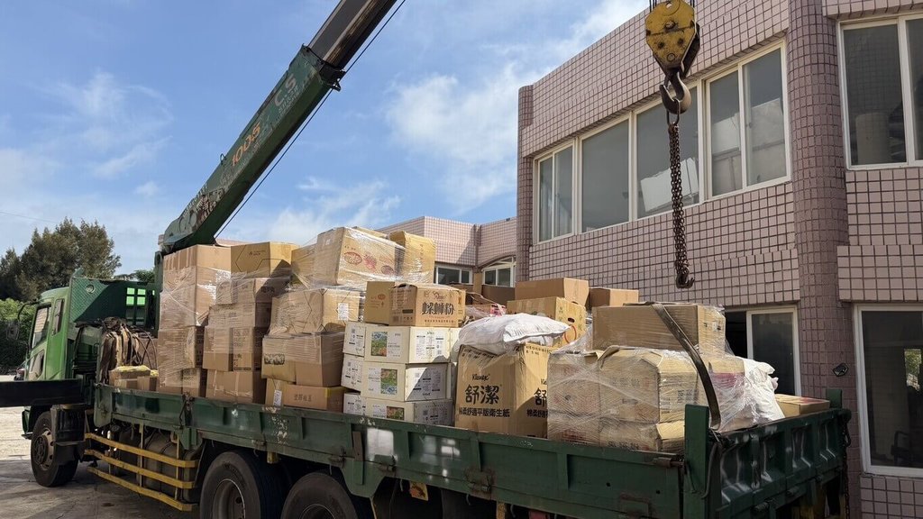 金門聯合查緝走私 老樓房起出逾2千公斤中國食品及菸酒