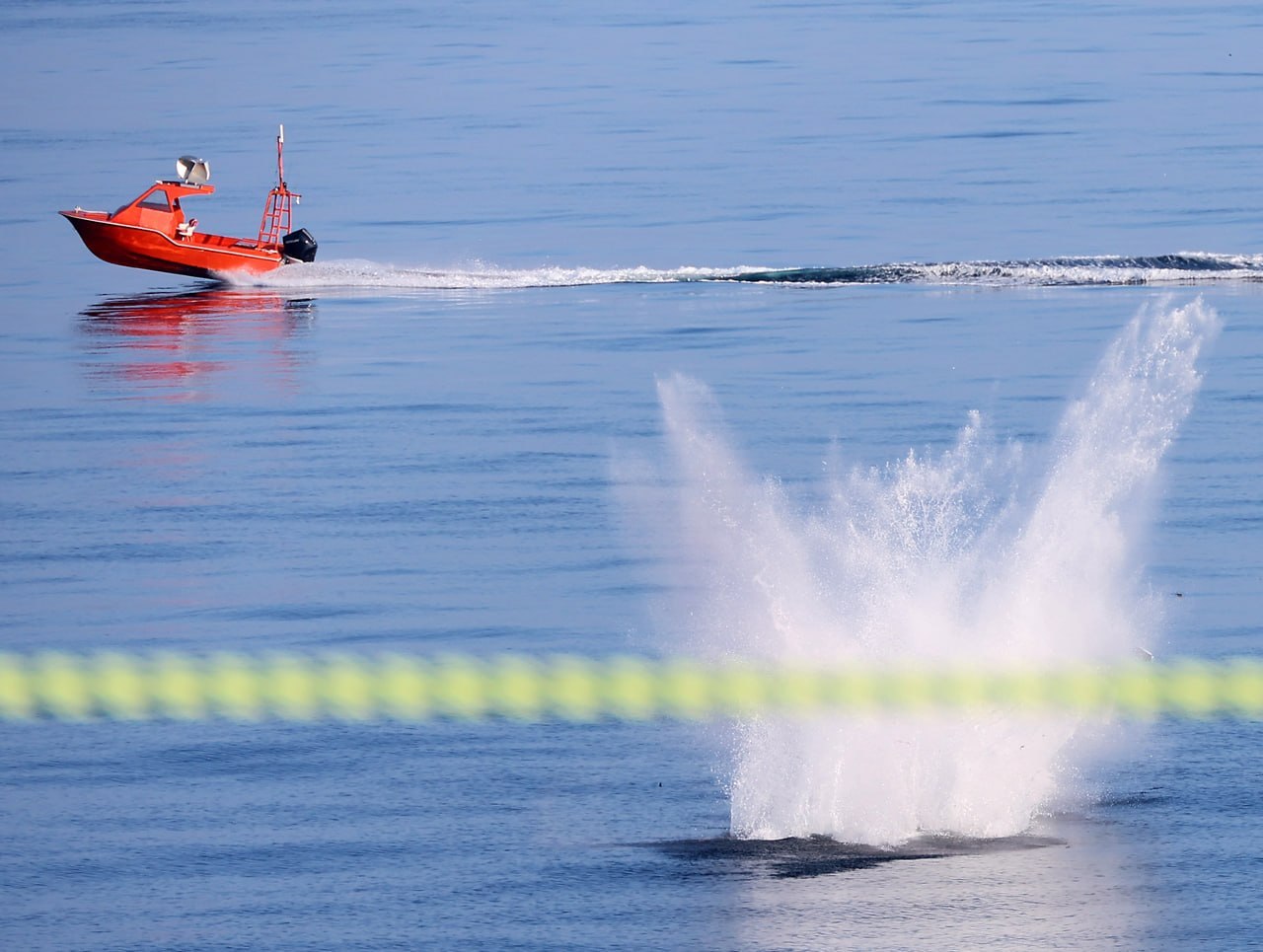 韓國軍方研發的國產中型自殺式無人機，25 日在兩棲攻擊艦「馬羅島號」（ROKS Marado）進行首次艦上發射測試，沒想到兩次試飛均告失敗，兩架無人機先後在起飛數秒後失控墜海。 圖:翻攝自X帳號@brane_mija64426