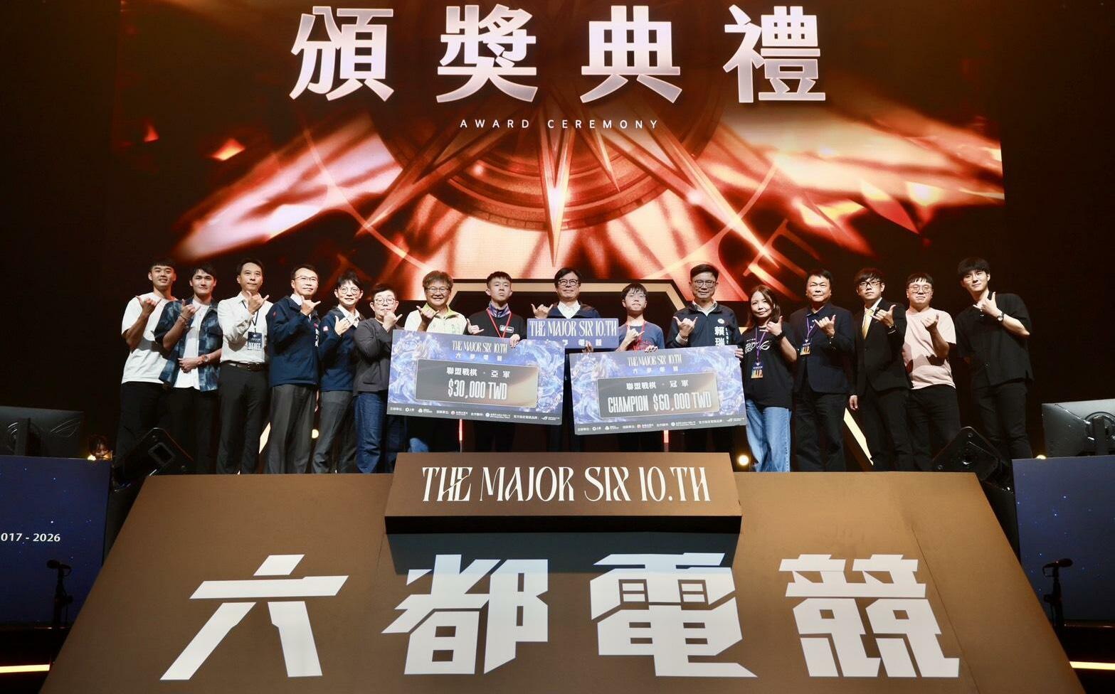《六都電競》10周年「JPK」勇奪「聯盟戰棋」總冠軍 陳其邁頒發6萬元獎金