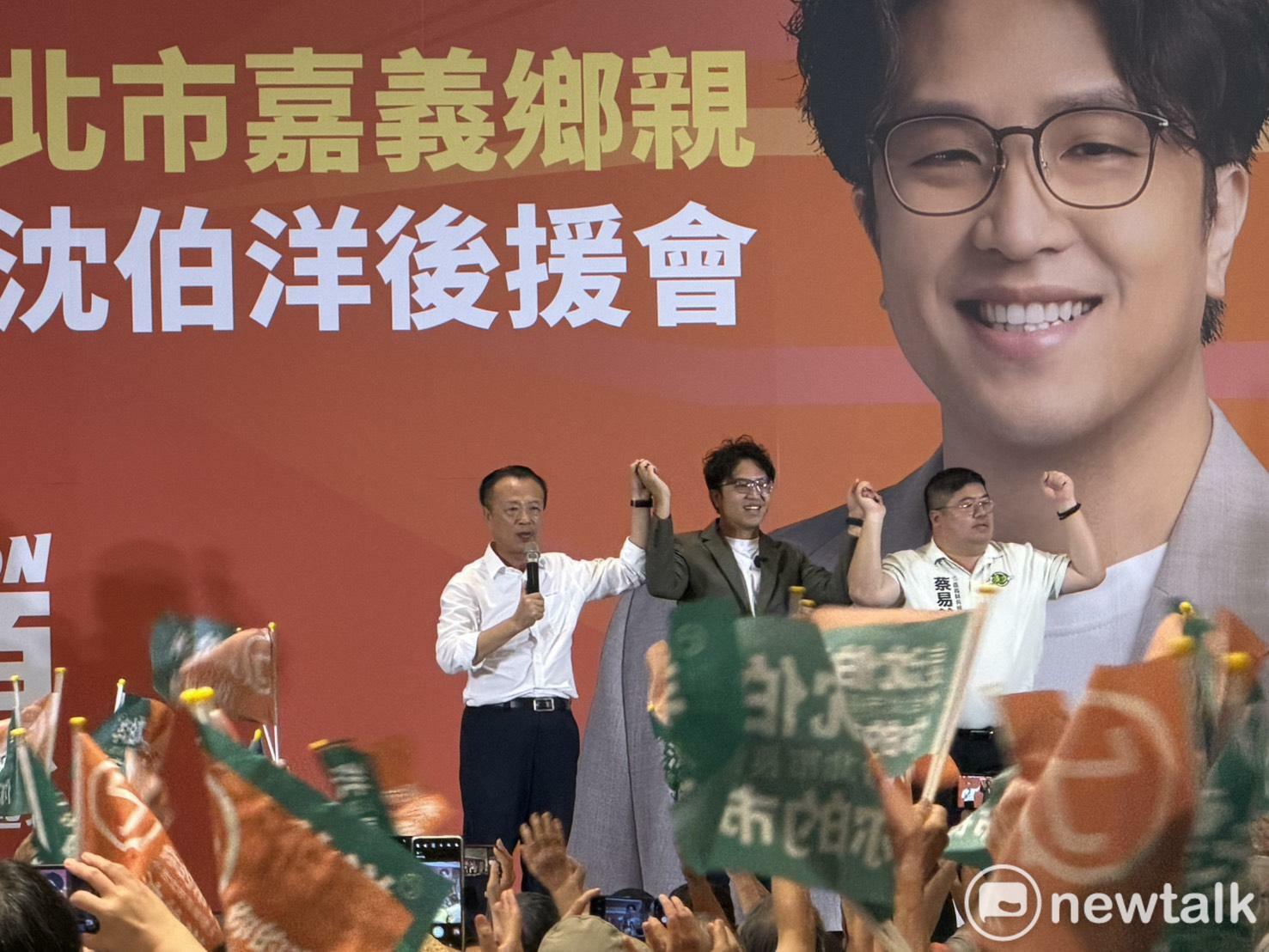 沈伯洋與嘉義縣長翁章梁、立委蔡易餘 圖：高逸帆／攝 