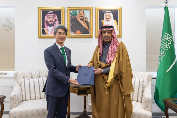  現任大韓民國駐沙烏地阿拉伯特命全權大使姜信哲（左）被總統李在明提名出任新任國防部長。 圖：翻攝自大韓民國外交部官網（資料照）