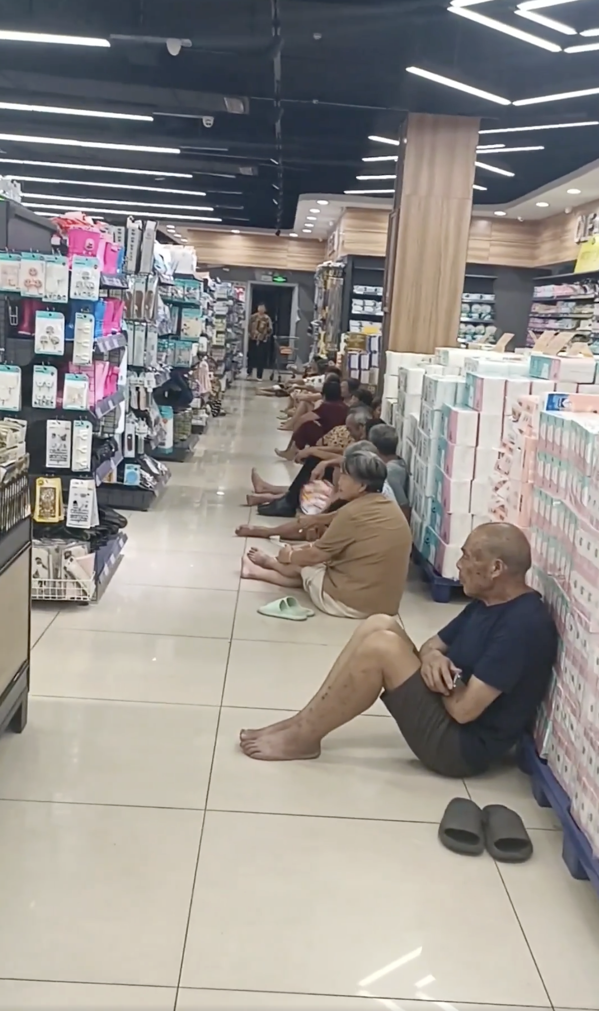 (影)中國「蹭冷氣」亂象刷新三觀!電梯卡門滑手機 超市走道全塞滿