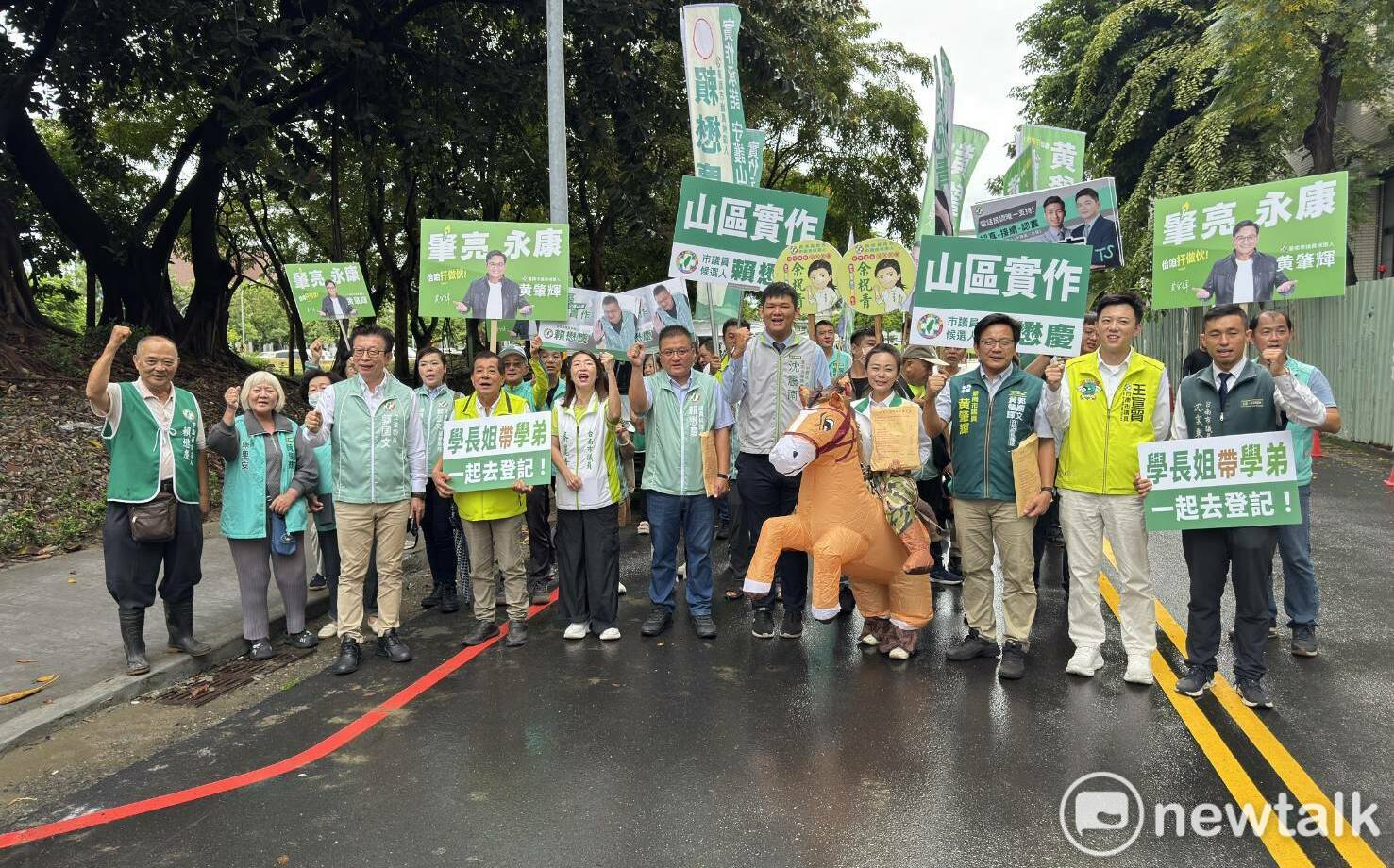 台南市議員選舉候選人登記首日 「惠郭」連線助陣搶頭香