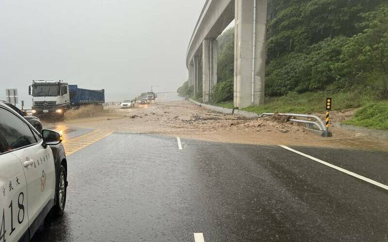 豪雨狂炸台東!台9線多處土石流 交通受阻緊急搶修