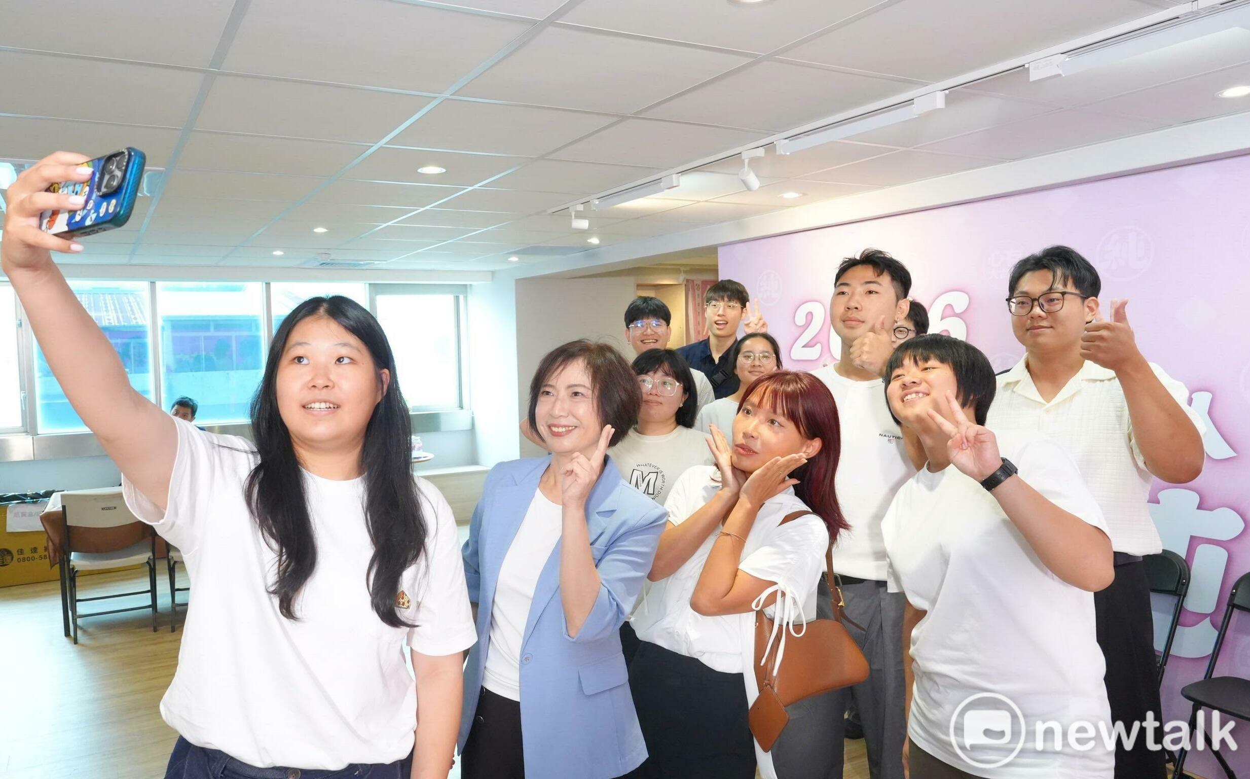 首投族力挺代領表!何欣純「青純力應援團」成軍