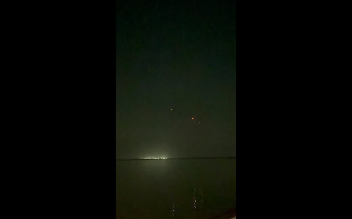 (影) 美軍又開轟了! 伊朗拉拉克島遇襲後也反擊美基地 川普誓言再回應