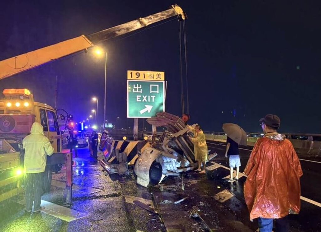 國3和美段轎車自撞 駕駛不明原因墜落高架橋亡