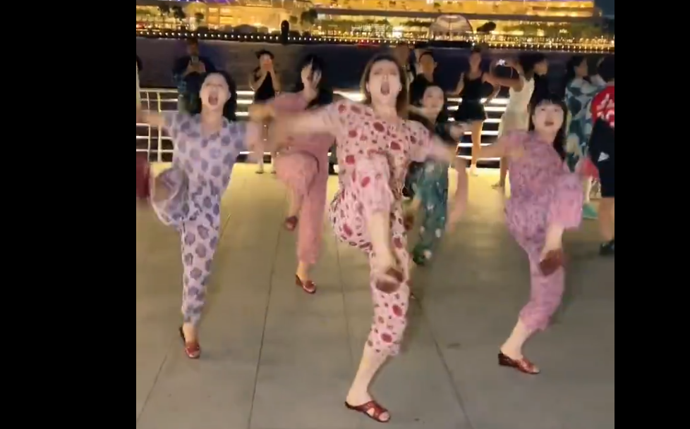 (影) 中國舞團大鬧星國!穿娘惹服「高踢腿」餐廳大跳 網怒轟:滾回去