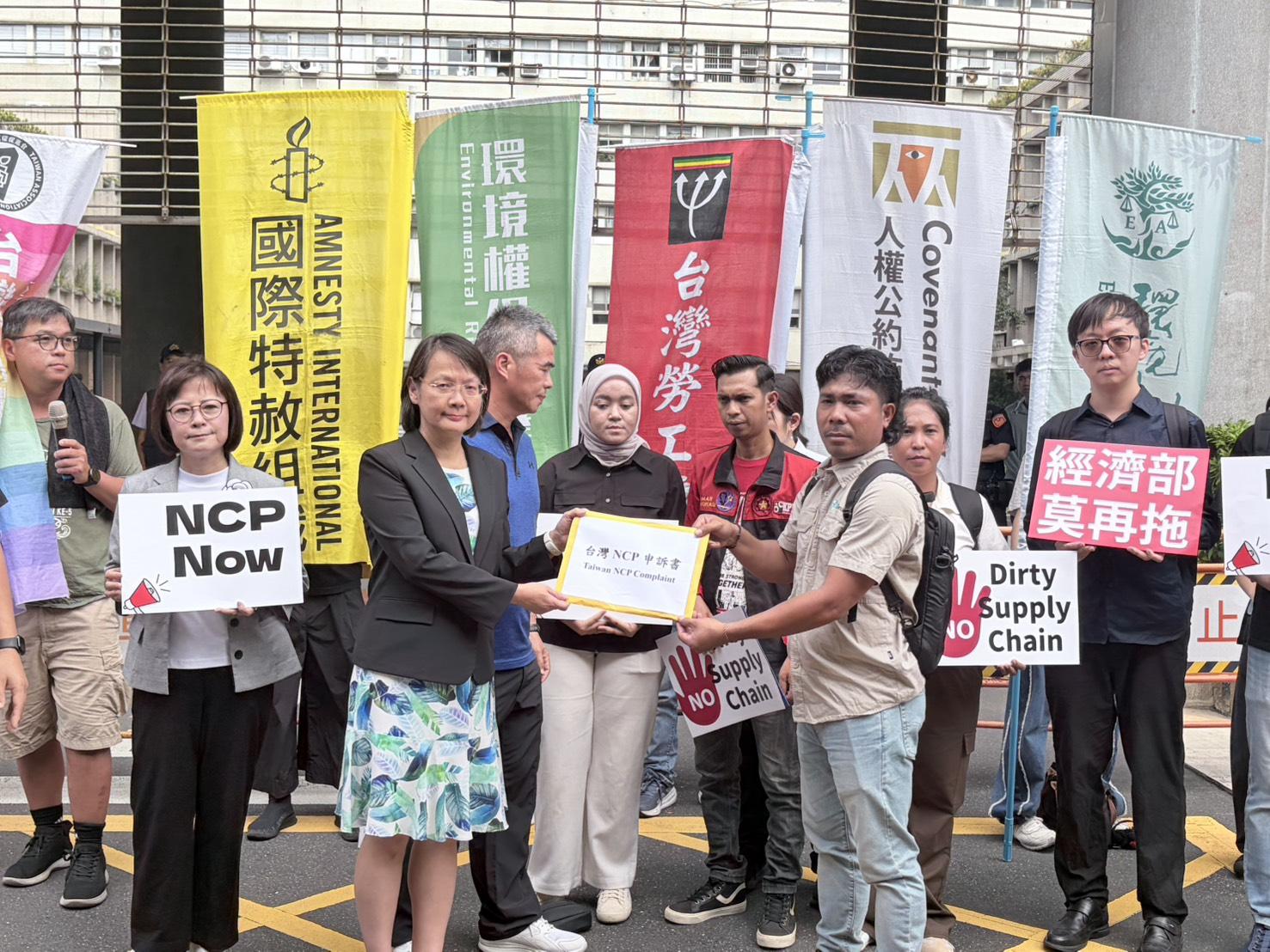  環團偕在地勞工向我國NCP專責單位經濟部遞交申訴書。 圖：李宣萱/攝 