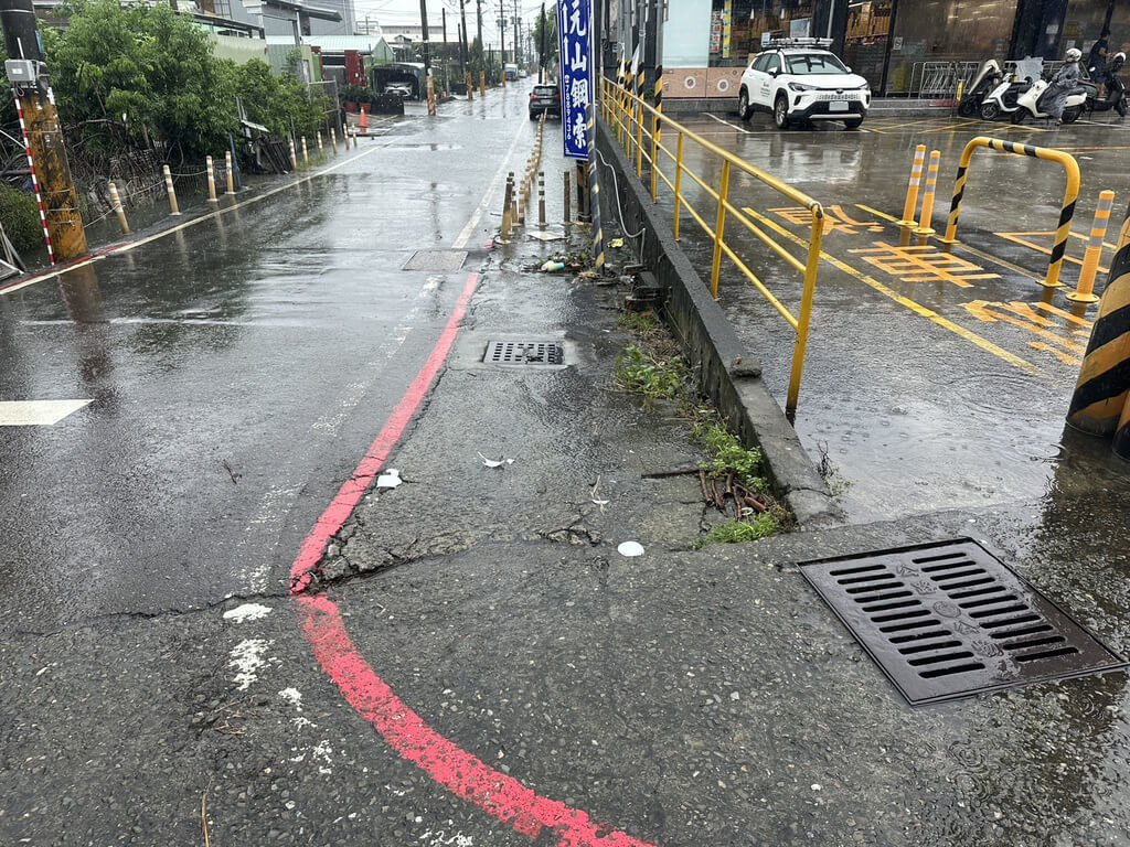 高雄豪雨釀災 擋土牆再崩、道路積水及路樹傾倒