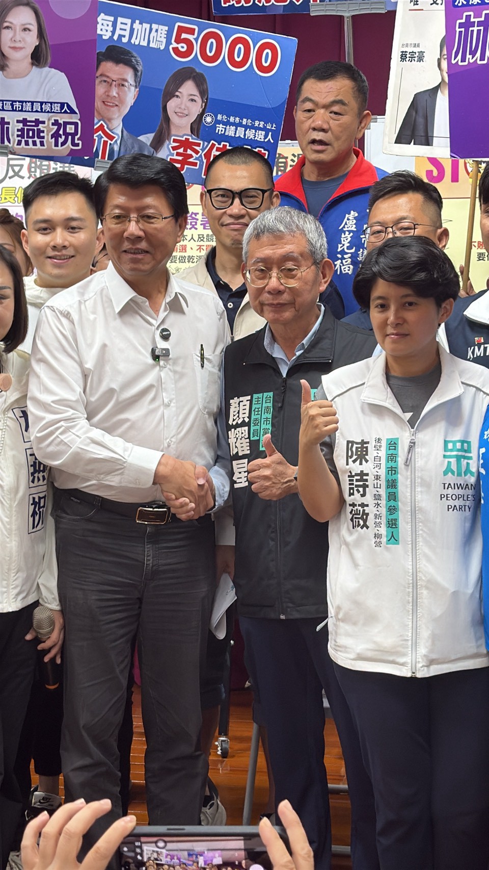  國民黨臺南市長參選人謝龍介在國民黨、民眾黨議員參選人陪同下完成登記，展現藍白合作氣勢；登記結束後，謝龍介再率車隊自臺南市選舉委員會遊行返回競選總部，沿途向市民致意，並與支持者共同高喊「議員全壘打」、「翻轉大台南，人民贏一次」。 圖：謝龍介服務處/提供 