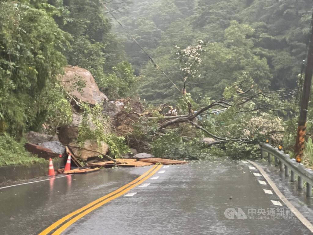 新北大雨北宜公路落石坍方 雙向車道受阻搶通中