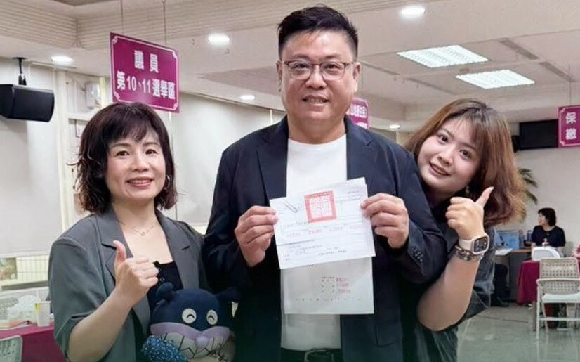 偕妻女完成議員參選登記 蘇致榮:為咱的鳳山拚到底!