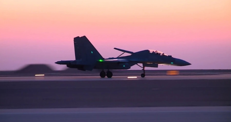  中國殲-16戰機起飛。 圖 : 翻攝自零度 Military 
