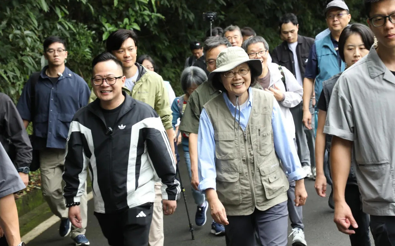 蔡英文從台北趕場到基隆! 童子瑋登記前笑說:非常榮幸邀她當我競總主委