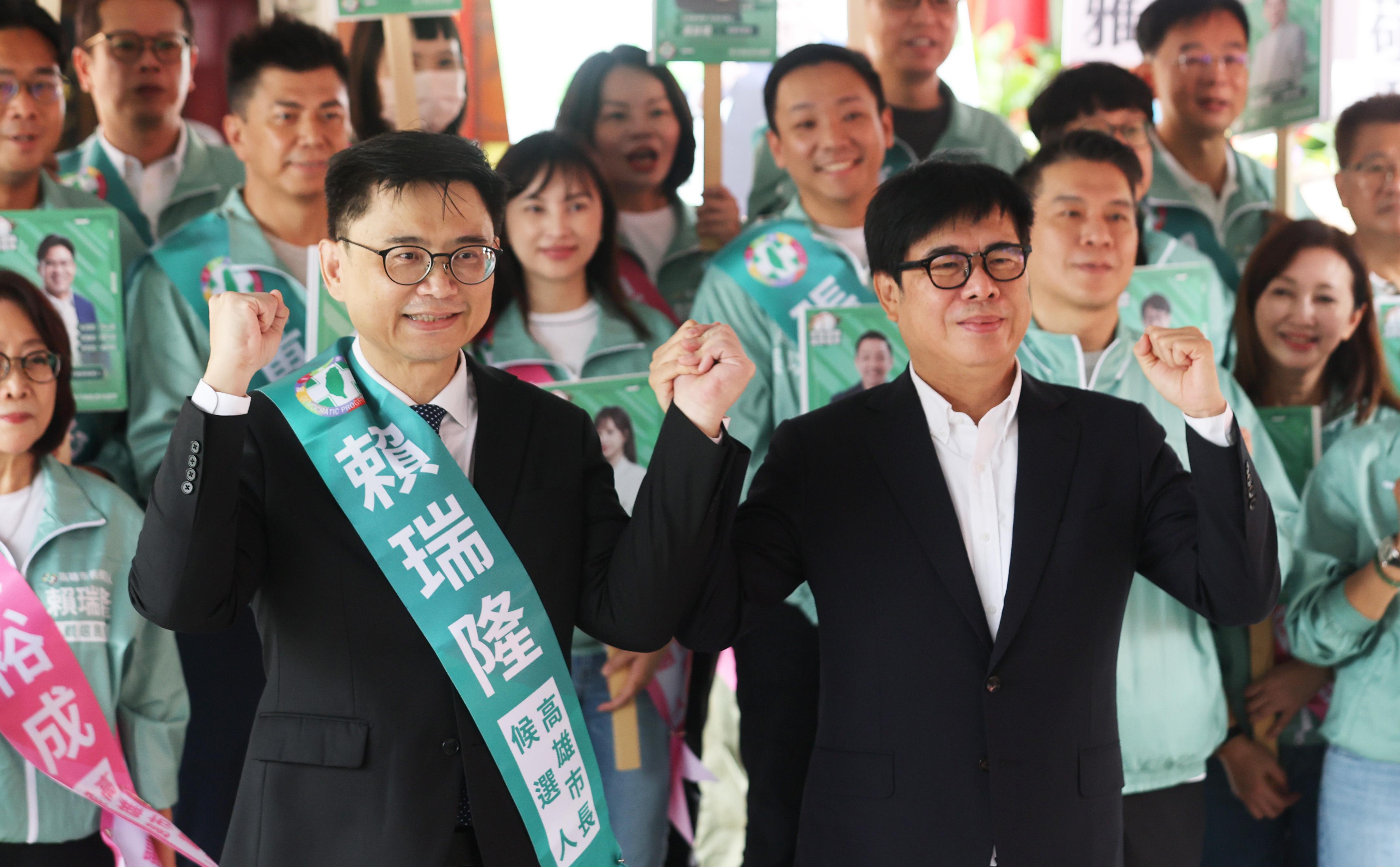  2026年地方選舉進入候選人登記階段，民進黨高雄市長參選人賴瑞隆今在市長陳其邁、立委邱議瑩及黃捷等人陪同下，前往高雄市選委會完成登記。 圖：孫家銘拍攝 
