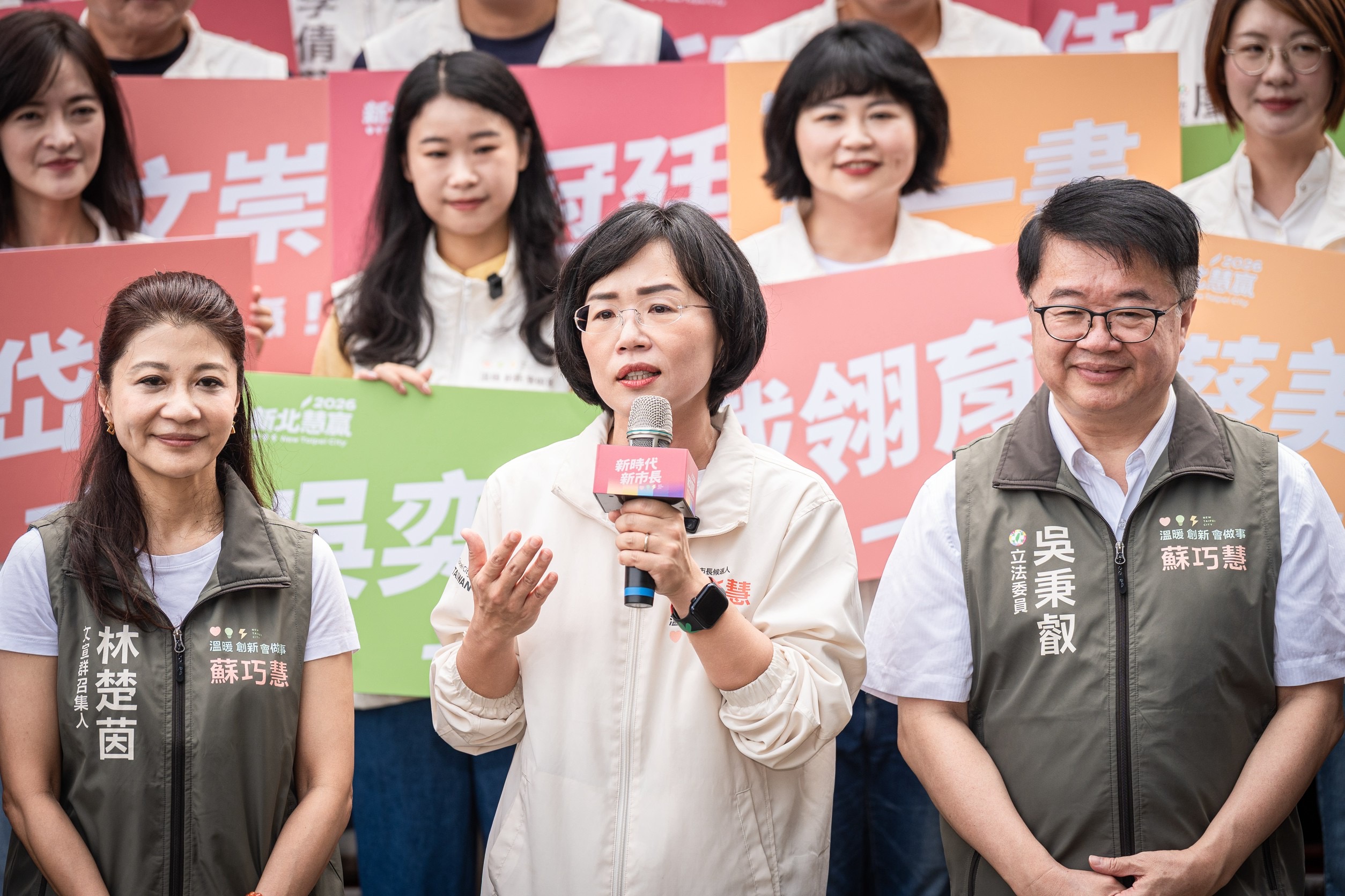  民進黨新北市長候選人蘇巧慧今日在同黨立委及「新北隊」成員陪同下登記參選。 圖：蘇巧慧競辦提供 