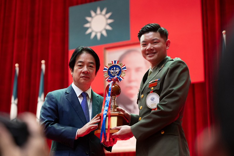  賴清德主持「115年軍人節暨全民國防教育日表揚活動」。 圖：總統府提供 