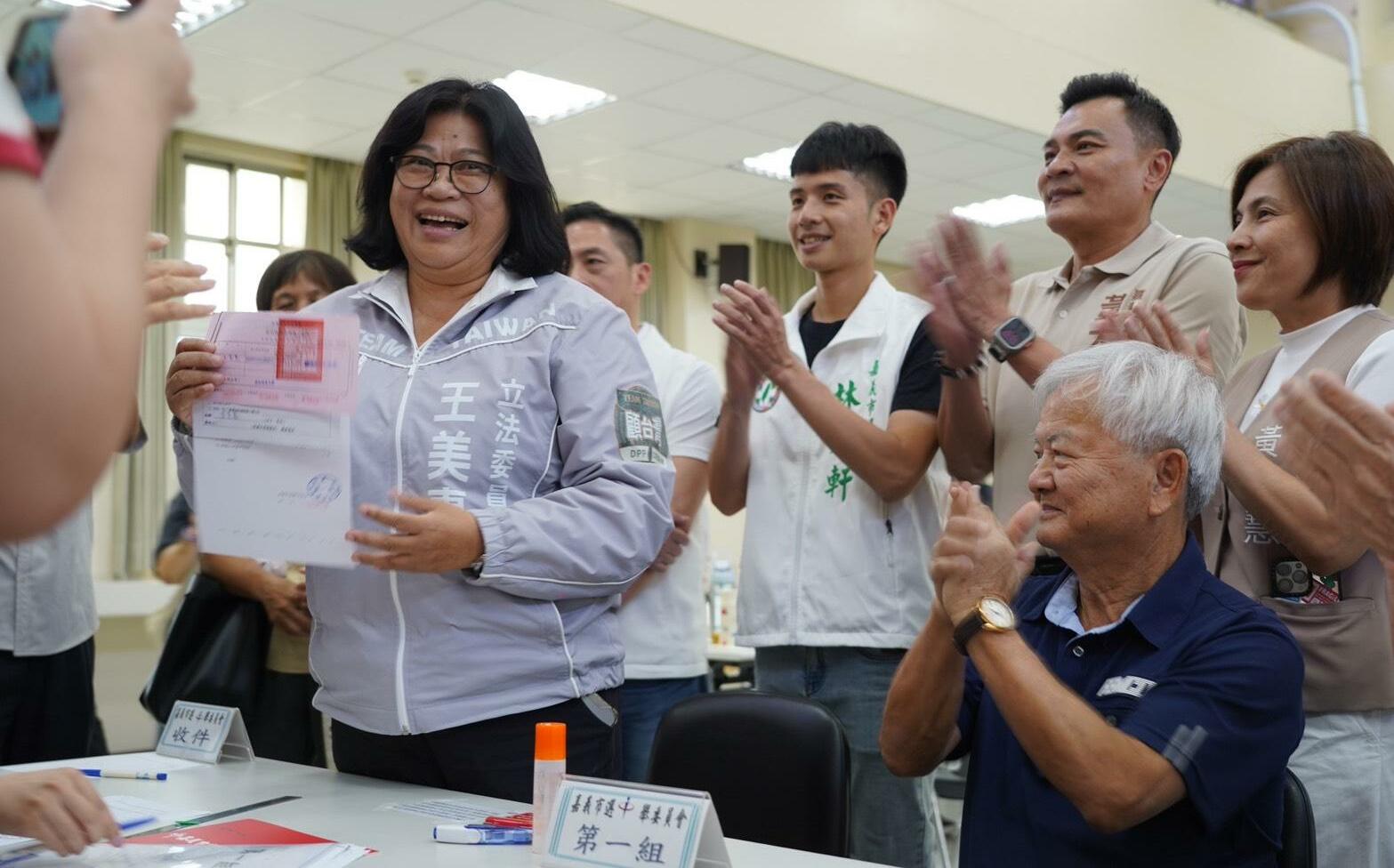 嘉義市長戰開打!王美惠登記亮王牌 「賴蔡」雙掛名、陳明文任總督導